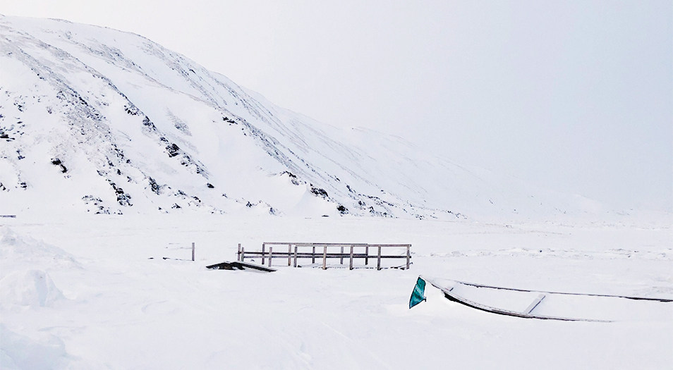 Paysage de Aupaluk au Nunavik près du dispensaire du Centre de santé Tulattavik de l'Ungava