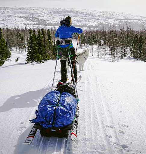 Ski de fond à Kuujjuaq près du Centre de santé Tulattavik de l'Ungava